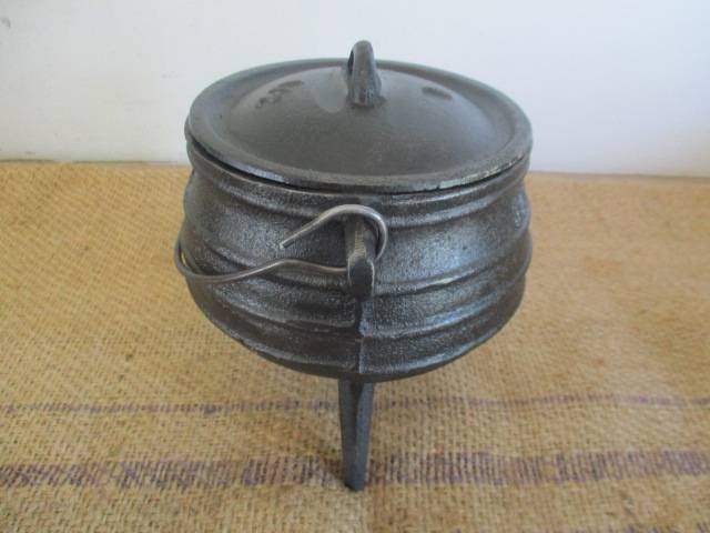 Nice Falkirk 3 Legged Solid Cast Iron Size 1/2 Potjie Pot