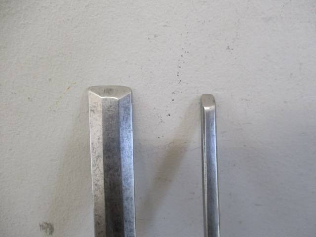 Two Collectable 3/4 inch & 1/4 inch Vintage Carpenter Woodworking Chisels