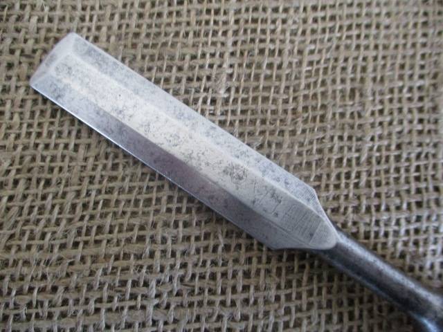Two Collectable 3/4 inch & 1/4 inch Vintage Carpenter Woodworking Chisels