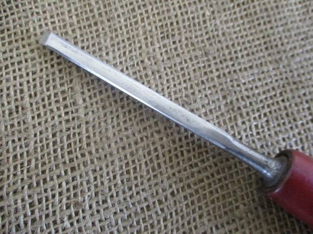 Two Collectable 3/4 inch & 1/4 inch Vintage Carpenter Woodworking Chisels
