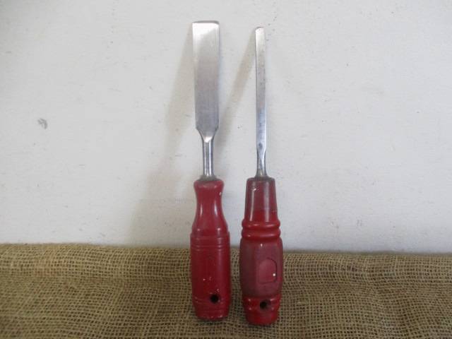 Two Collectable 3/4 inch & 1/4 inch Vintage Carpenter Woodworking Chisels