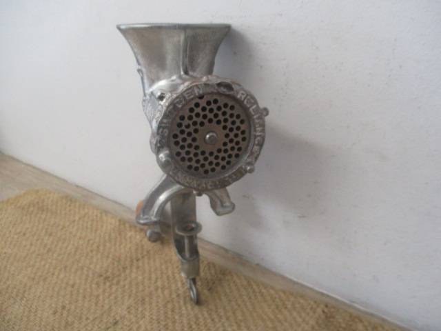 Complete Vintage Husqvarna Reliance No 8 Cast Iron Meat Mincer          Made In Sweden