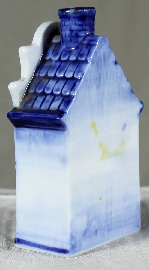 Blue and white Dutch house - empty