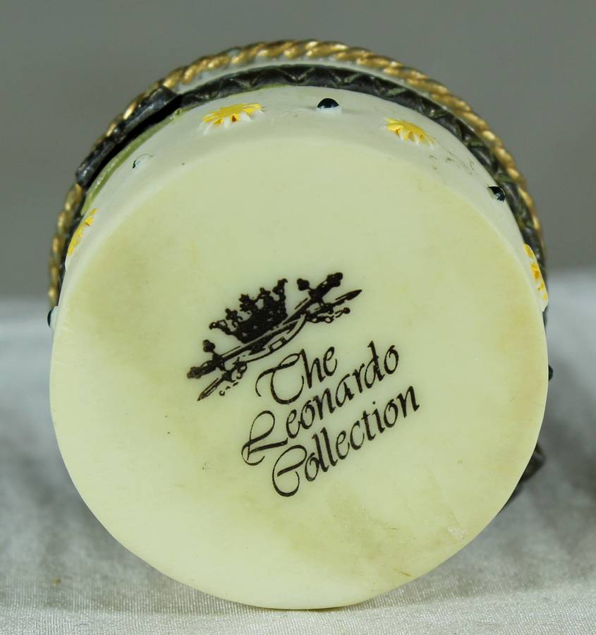 Leonardo collection - pillbox adorned with a high heel shoe