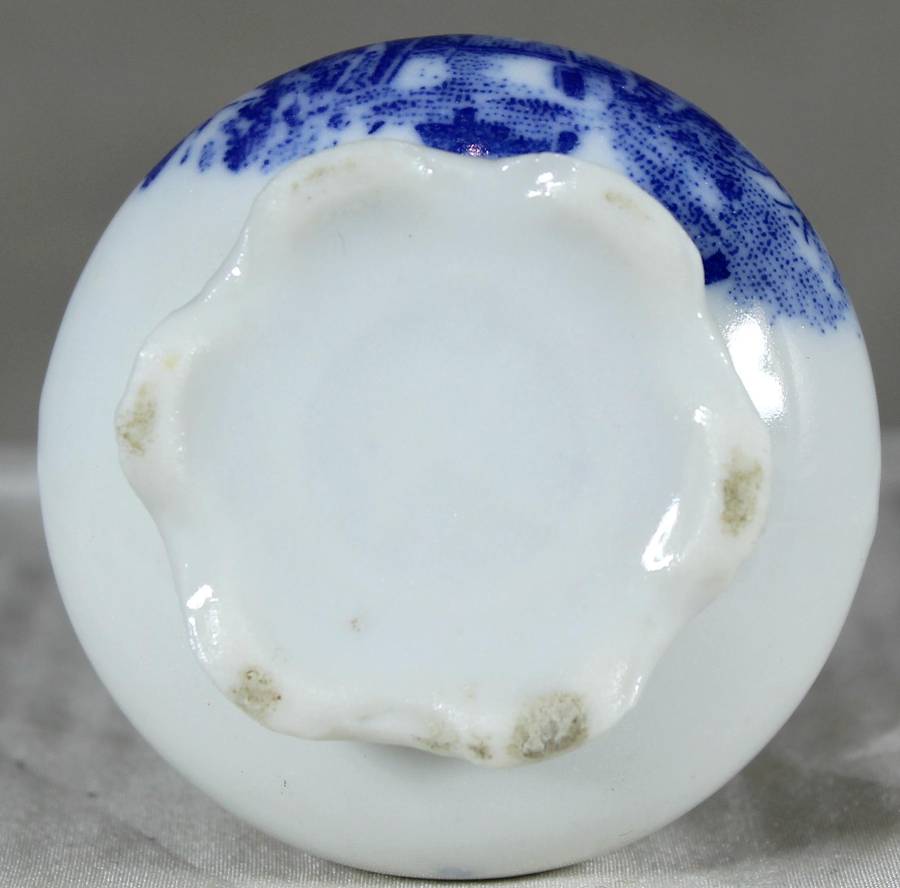 Small Dutch themed scroll handle vase