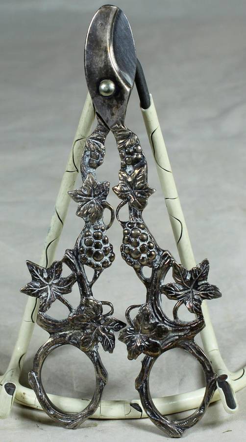 Grape scissors - Hallmarked (JG... Silver?)