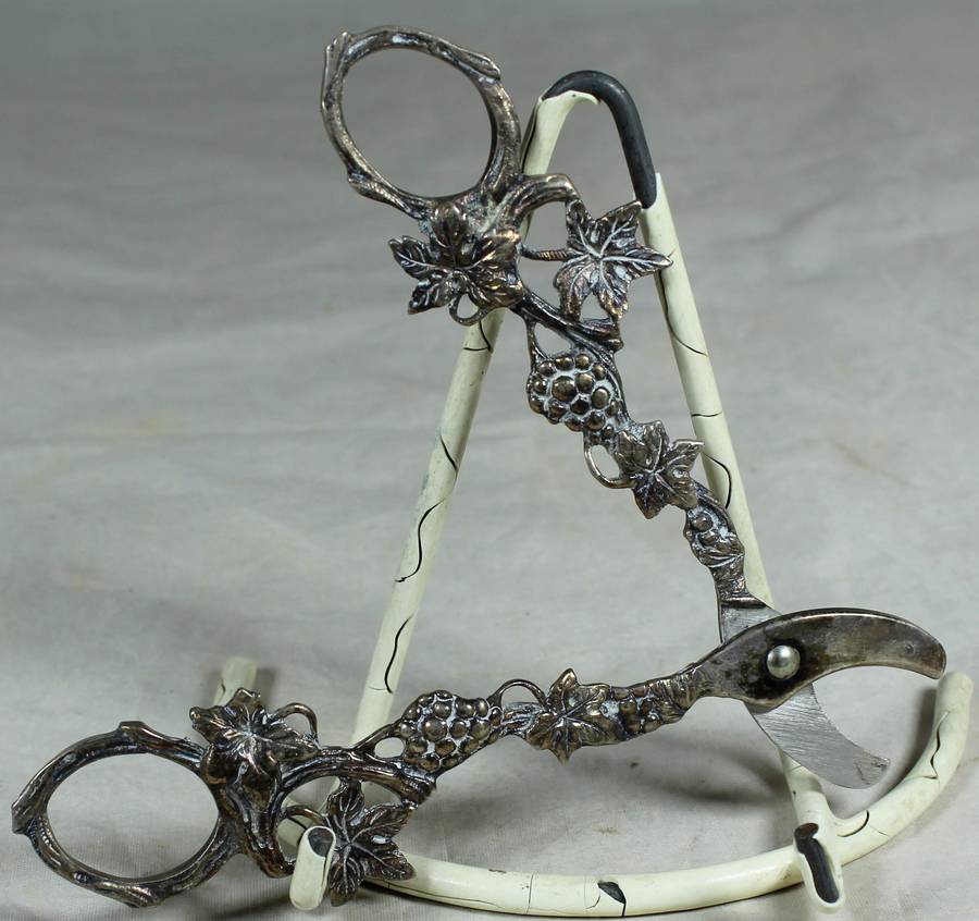 Grape scissors - Hallmarked (JG... Silver?)