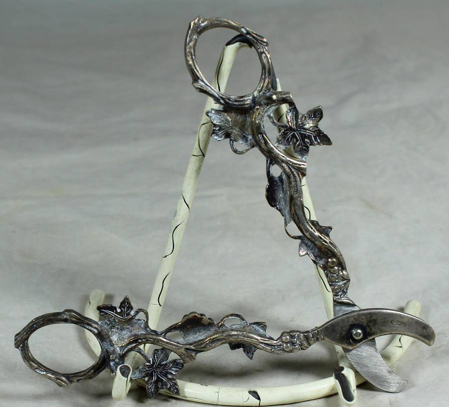 Grape scissors - Hallmarked (JG... Silver?)