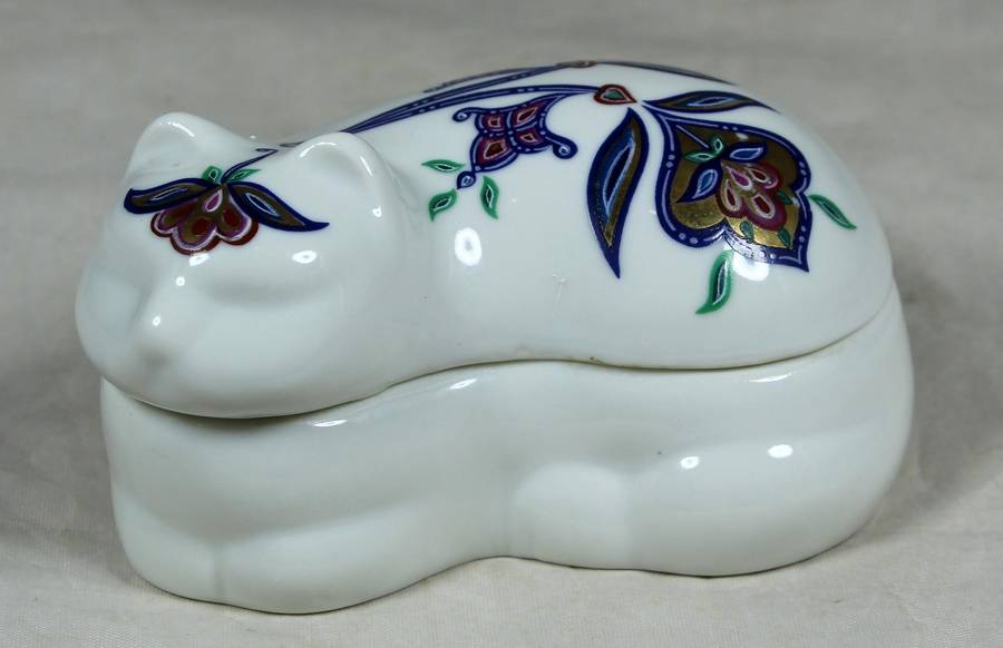 Elizabeth Arden - Byzantium - lidded cat trinket holder