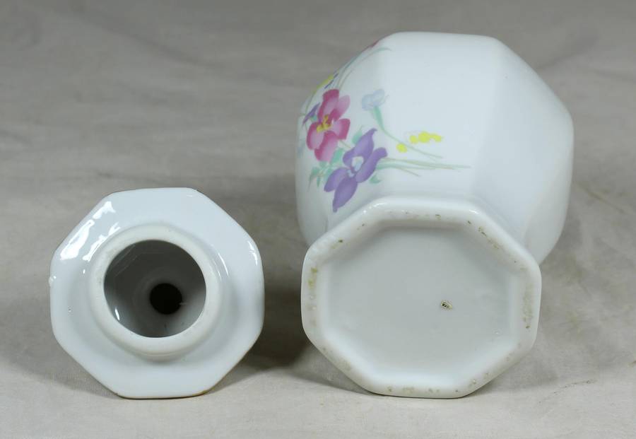 Small porcelain lidded vase