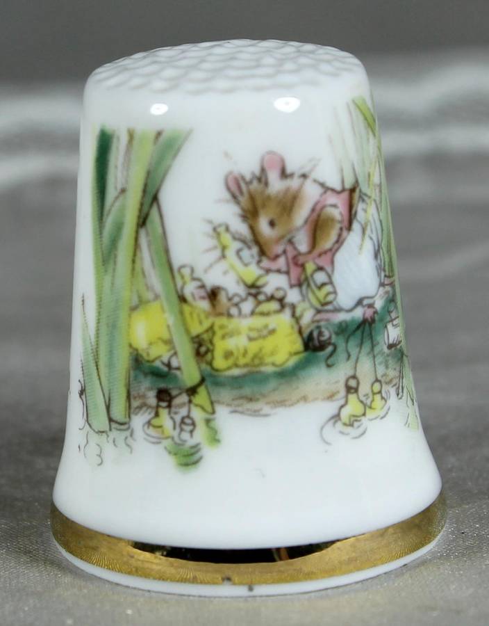 Bone China thimble - Royal Doulton Summer - Jill Barklem 1983 - Basil in the rushes