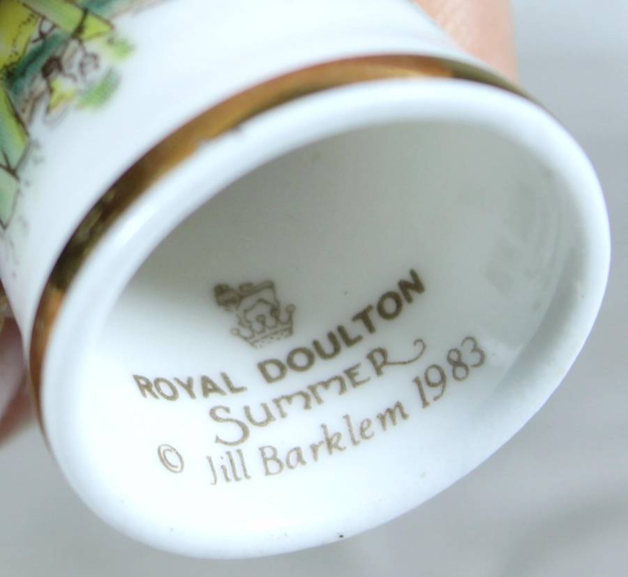 Bone China thimble - Royal Doulton Summer - Jill Barklem 1983 - Basil in the rushes
