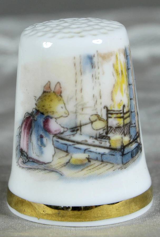 Bone China thimble - Royal Doulton Winter - Jill Barklem 1983 - Clover toasting bread