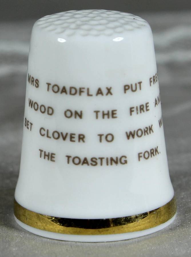 Bone China thimble - Royal Doulton Winter - Jill Barklem 1983 - Clover toasting bread