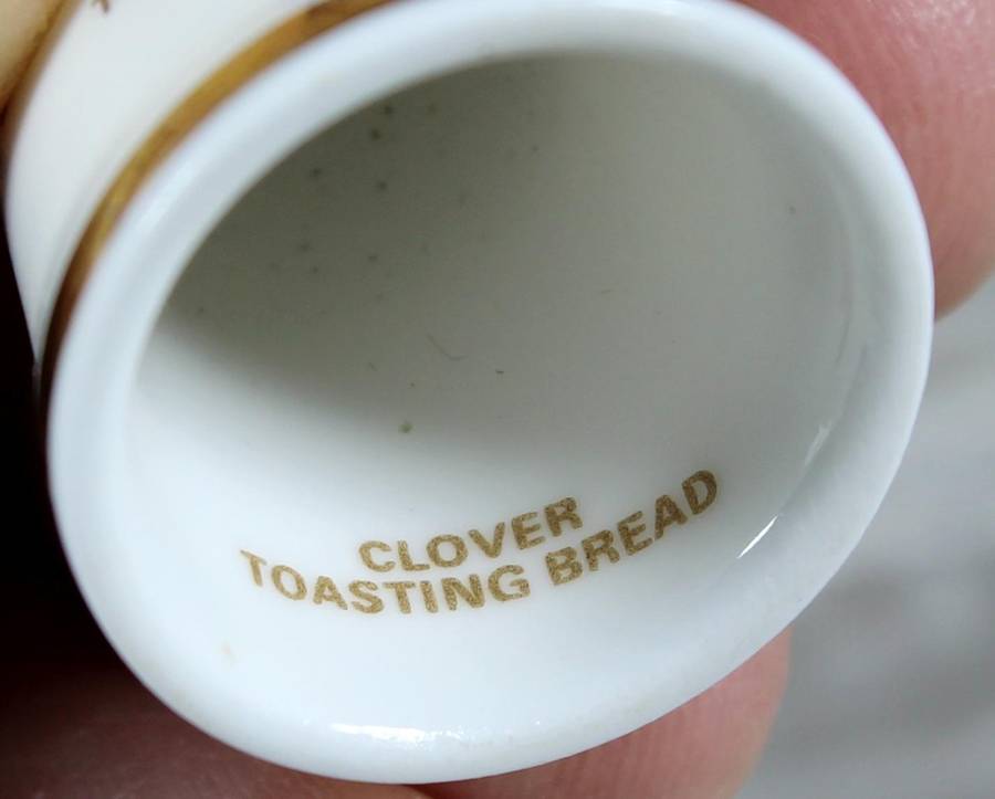 Bone China thimble - Royal Doulton Winter - Jill Barklem 1983 - Clover toasting bread