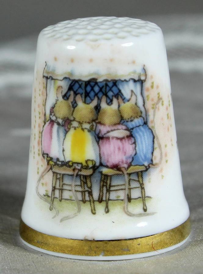 Bone China thimble - Royal Doulton Winter - Jill Barklem 1983 - The little children