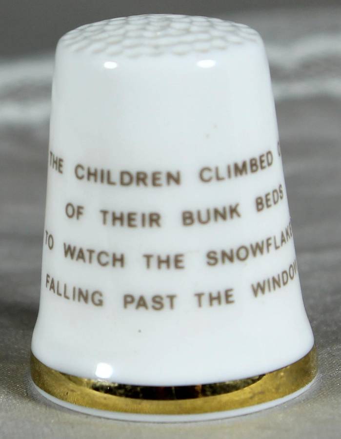 Bone China thimble - Royal Doulton Winter - Jill Barklem 1983 - The little children
