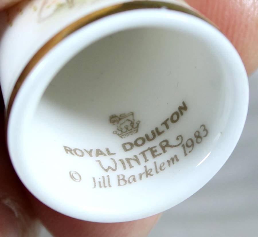 Bone China thimble - Royal Doulton Winter - Jill Barklem 1983 - The little children