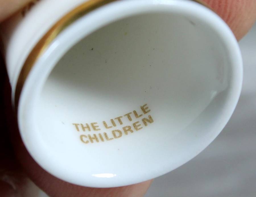Bone China thimble - Royal Doulton Winter - Jill Barklem 1983 - The little children