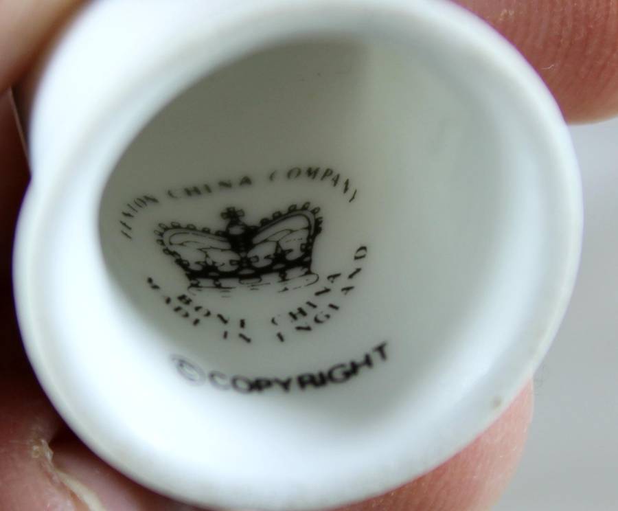 Bone China thimble - Catherine of Aragon - Fenton