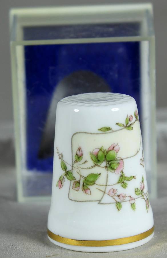 Bone China thimble - Spring - Royal Doulton (1982)