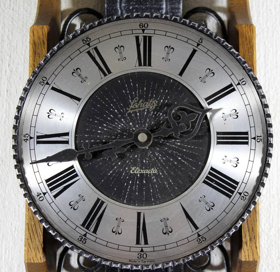 Vintage looking metal and wood clock - Battery operated