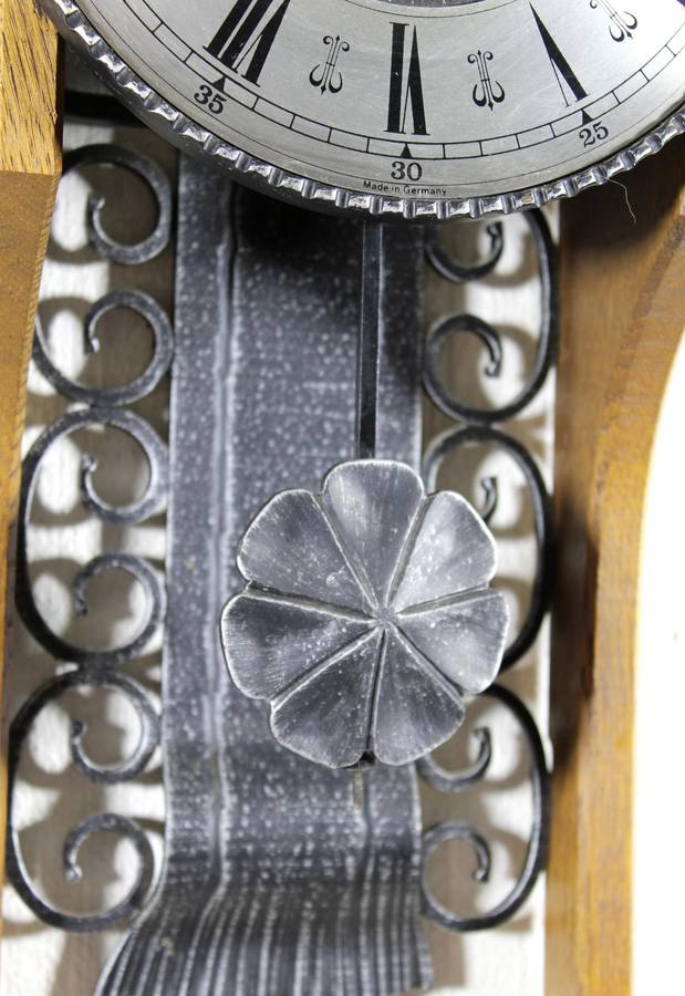 Vintage looking metal and wood clock - Battery operated