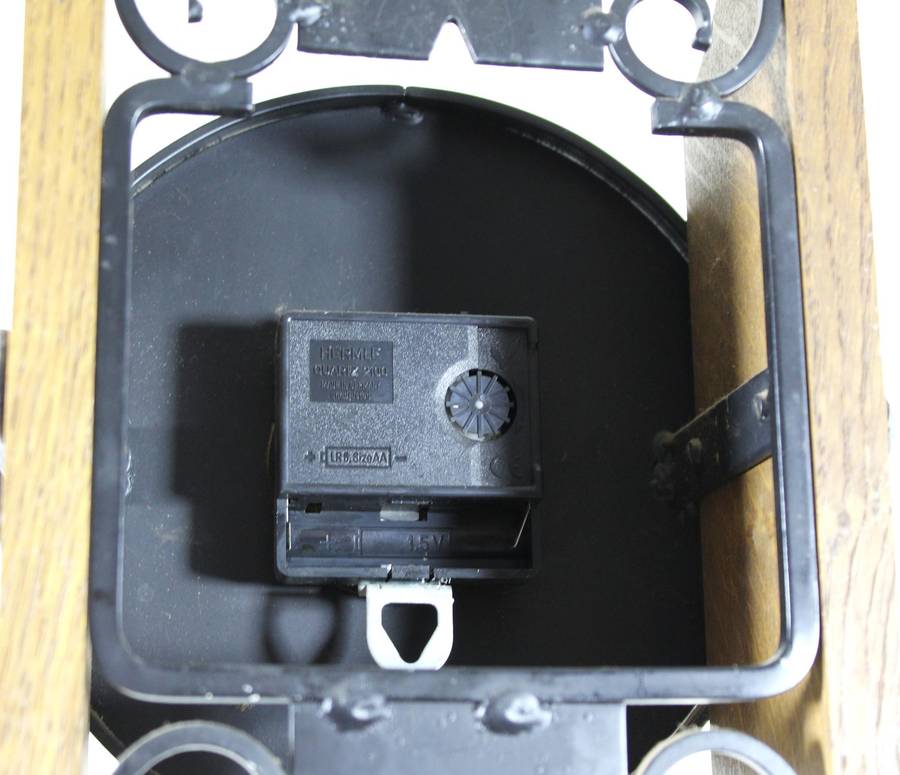 Vintage looking metal and wood clock - Battery operated