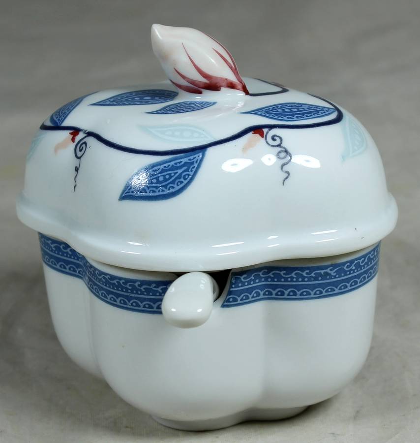 Elizabeth Arden -  Royal Pavilion vanity dish with spoon