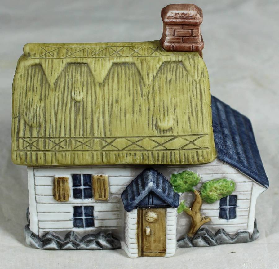 HK Ceramics - White cottage