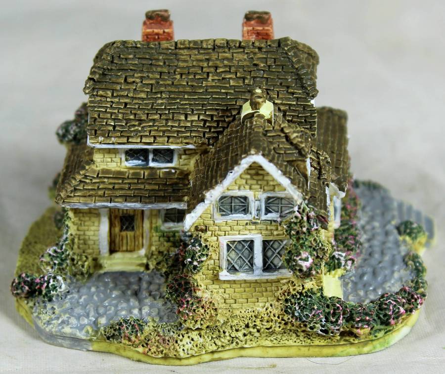 Cuggly Wugglies Collection - Cottage with twin chimney's