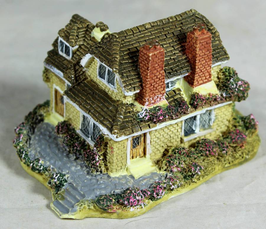 Cuggly Wugglies Collection - Cottage with twin chimney's