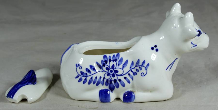 Small blue & white cow with Dutch scenes