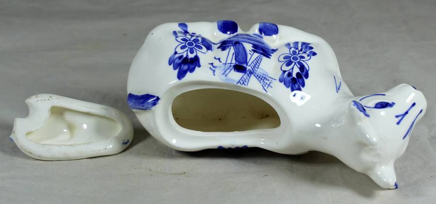 Small blue & white cow with Dutch scenes