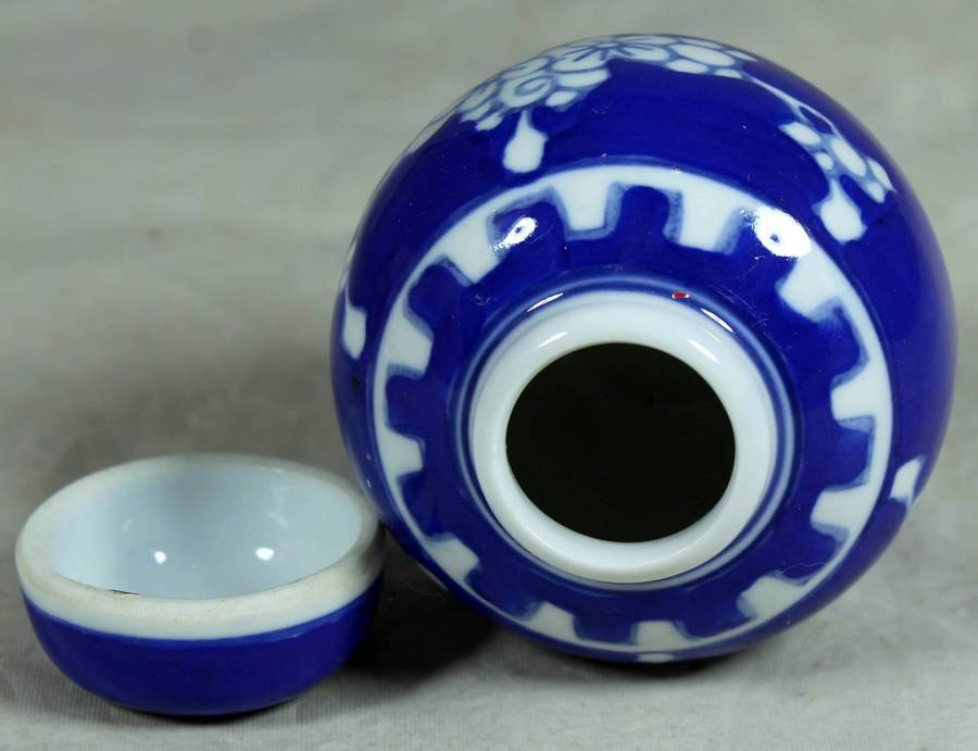 Small ginger jar with lid