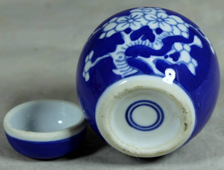 Small ginger jar with lid