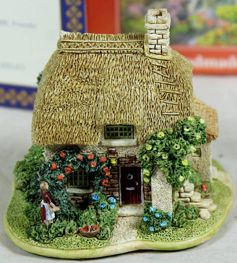 Lilliput Lane - Rose Bouquet - With Deeds certificate - Boxed