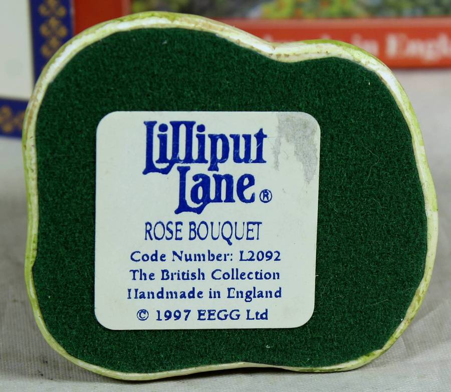 Lilliput Lane - Rose Bouquet - With Deeds certificate - Boxed