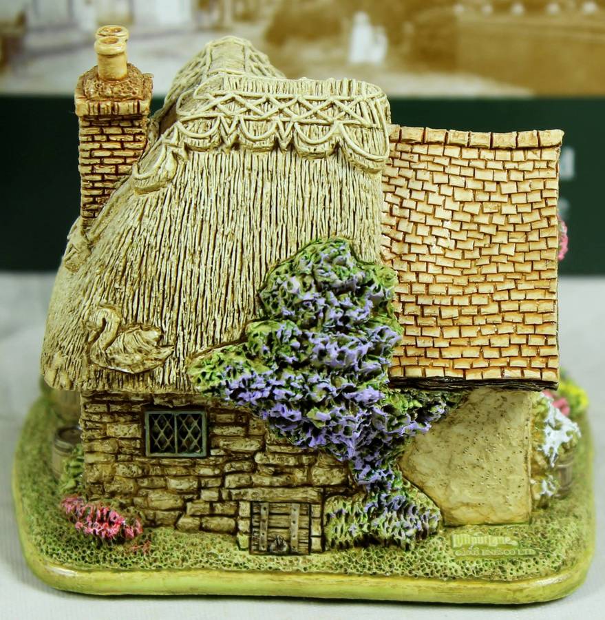 Lilliput Lane - The White Swan- With Deeds certificate - Boxed