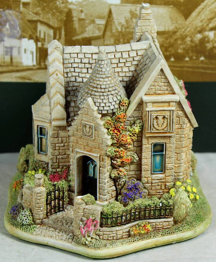 Lilliput Lane - Pride of Scotland - With Deeds certificate - Boxed