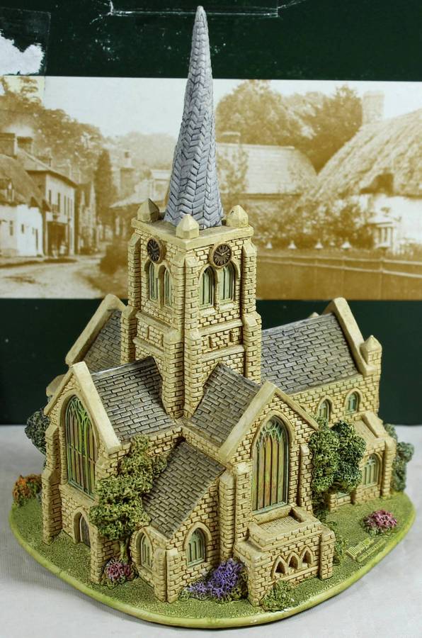 Lilliput Lane - The Crooked Spire, Chesterfield - With Deeds certificate - Boxed