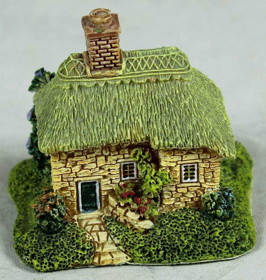 Leonardo collection - Miniature cottage with figurine
