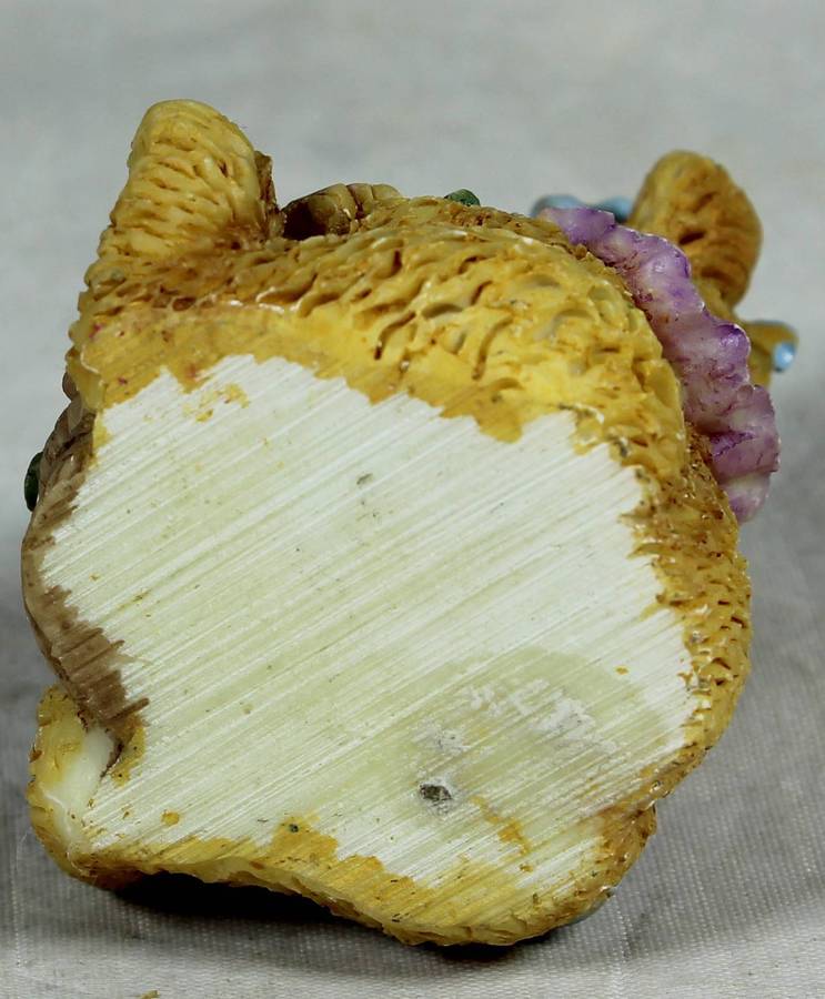 Molded figurine - Bear girl with flowers