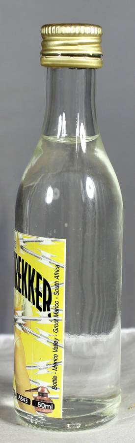 Empty liquor bottles - Draadtrekker
