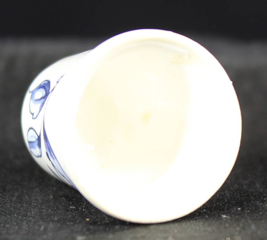 Porcelain blue & white thimble - blue leaves & bulb
