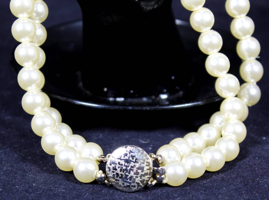 Costume Jewelry - Pearl Chocker