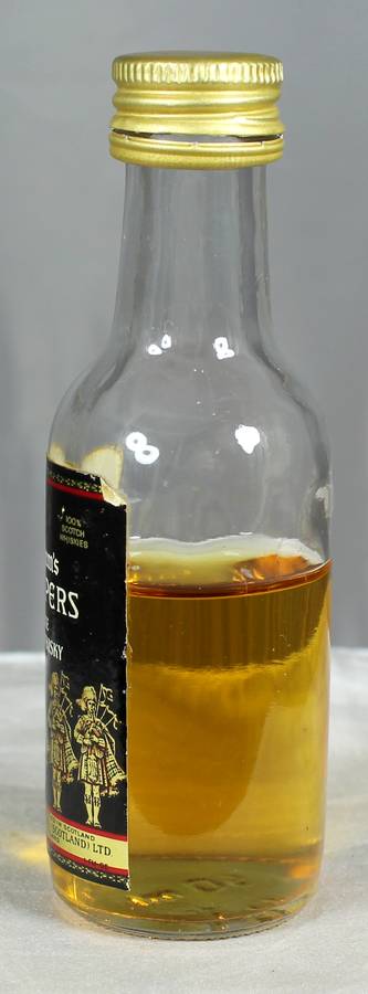 Mini liquor bottle - Seagram's 100 Pipers whisky