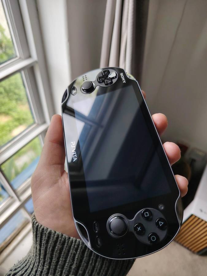 PS - Vita PCH 1004 JAILBROKEN (Immaculate condition - urgent sale)
