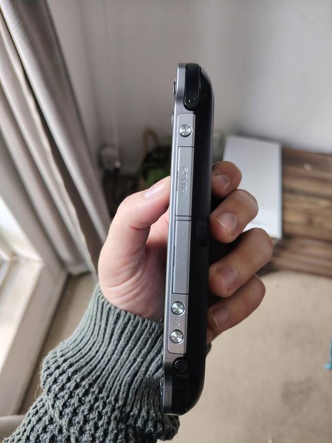 PS - Vita PCH 1004 JAILBROKEN (Immaculate condition - urgent sale)