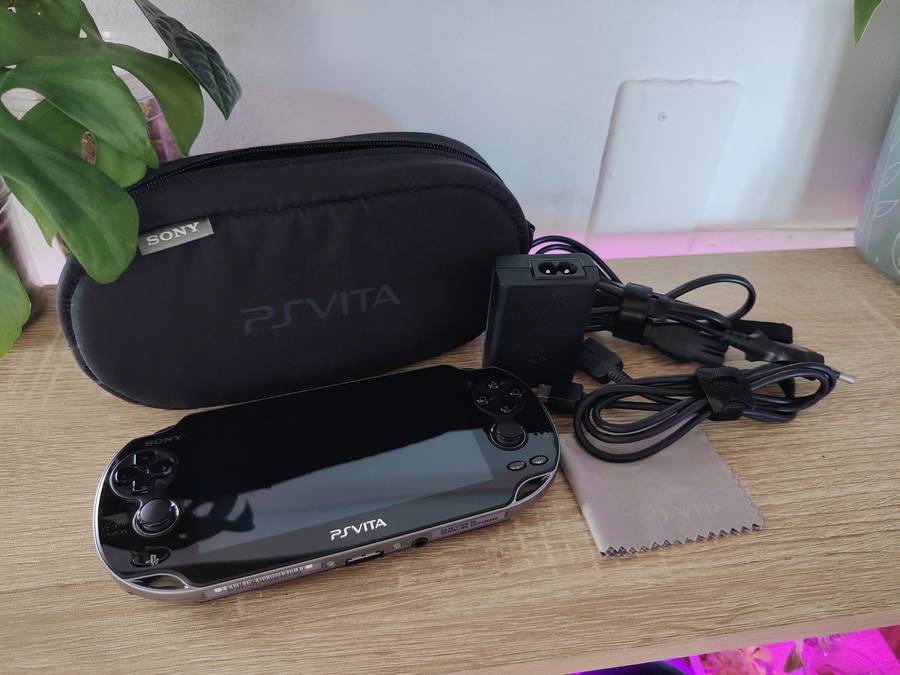 PS - Vita PCH 1004 JAILBROKEN (Immaculate condition - urgent sale)
